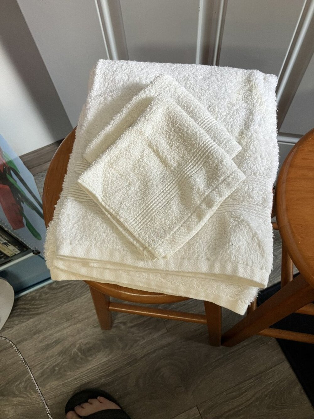 1 White Bath Towel and 2 Wash Cloth